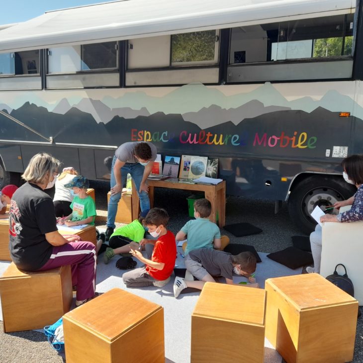 Atelier avec des enfants devant Le Bus - esapce culturel.